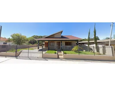 LOTE 001 - Casa de alvenaria com aproximadamente 140,00m² (não averbada na matricula), na Rua do Comércio, nº 31 em Mata/RS e o respectivo terreno, com área superficial de 800,00m², com as seguintes confrontações: ao Norte, na extensão de 40m, com terrenos de Arlindo Scalon; ao Sul, também na extensão de 40m, com terrenos que são ou foram de João Teobaldo Fontana; ao Leste, na extensão de 20m com Lageado Poraima; e, ao Oeste, na extensão de 20m, com a Rua do Comércio, onde faz frente. Matriculado sob n° 6.222 do CRI de São Vicente do Sul/RS.