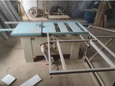 LOTE 003 - Uma esquadrejadeira SCI-2900 de Eixo Inclinável, capacidade de corte 2900 mm, nº de série 3643.2239, ano de fabricação 2020, em bom estado de uso e conservação.