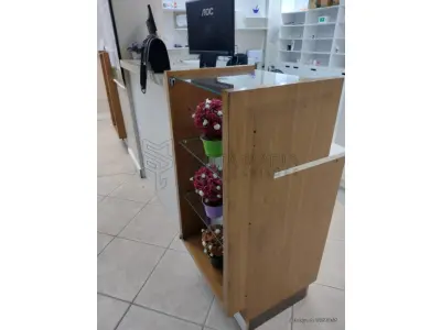 LOTE 001 - MÓVEIS: 4 (quatro) banquetas pretas, 1 (um) armário 2 portas (madeira c/tampo em granito), 4 (quatro) armários peq. c/3 portas branco c/rodas em regular estado, 1 (um) balcão médio cor creme c/2 portas em regular estado, 1 (um) armário aéreo branco c/3 portas, 2 (duas) prateleiras de parede peq. brancas, 2 (dois) armários estilo sapateira, 1 (uma) cadeira escritório GDE em mau estado, 2 (duas) poltronas de madeira clara, 1 (um) móvel (mesa + armários), 2 (dois) gaveteiros (arquivos) c/4 gavetas, 2 (dois) armários aéreos GDE c/4 portas, 1 (uma) mesa grande c/3 gavetas, 4 (quatro) cadeira de rodas em mau estado, 5 (cinco) porta arquivos de mesa pequenos, 1 (um) armário c/2 portas branco com detalhes em preto c/chaves, 1 (uma) prateleira grande branca com módulos ajustáveis, 1 (um) armário PEG c/1 porta madeira clara em regular estado, 1 (um) armário médio c/2 portas branco em regular estado, 1 (uma) mesa baixa branca em mau estado, 1 (um) balcão madeira com tampo branco em péssimo estado, 1 (uma) mesa branca peq. de escritório, 1 (um) armário c/1 porta mat. de limpeza em mau estado, 1 (um) armário c/2 portas de correr branco com tampo machucado, 1 (um) banco alto de madeira quebrado, 1 (uma) cadeira c/rodizio simples branca – regular, 1 (uma) cadeira c/rodizio simples cinza – regular, 1 (um) armário aéreo madeira c/2 portas – regular, 1 (um) armário médio c/2 porta branco, 1 (um) armário alto duas portas c/chave, 1 (um) armário alto duas portas bege, 1 (um) armário aéreo branco c/3 portas, 1 (um) gaveteiro bege peq. c/ 3 gavetas, 1 (um) armário alto c/3 portas com chave em regular estado, 1 (um) armário Marelli c/ 1 porta cinza, 1 (uma) mesa de abrir peq., 1 (um) banco peq. marrom/branco, 1 (um) armário aéreo c/ 3 portas, 1 (uma) cadeira c/rodas em péssimo estado, 1 (uma) estante de ferro e vidro – mostruário, 1 (uma) estante madeira alta – mostruário, 1 (um) mostruário baixo branco em MDF, 2 (dois) módulos médios mostruários branco em MDF, 1 (um) móvel de prateleiras branco com 4 módulos, 1 (um) balcão branco em MDF em mau estado, 1 (um) gaveteiro alto c/24 gavetas branco em MDF, 1 (um) balcão peq. c/o com tampo em granito, 5 (cinco) prateleiras em MDF brancas de diversos tamanhos, 1 (um) painel de avisos parede branco/amadeirado, 1 (um) guarda volumes de ferro, 2 (duas) araras de ferro preta, 2 (dois) balcões de atendimento tampo de granito.