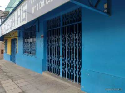 LOTE 001 - Imóvel comercial localizado no pavimento térreo, na Rua Bento Gonçalves, n° 1574 no Centro de Santiago/RS, com acesso pela frente da Rua Bento Gonçalves esquina Rua General Canabarro, possuindo uma área construída real privativa e total de 306,73m², dividido em 3 salas comerciais e, o respectivo terreno com a área total de 316,48m² (18,40x17,20). Matriculado sob n° 49.982 do CRI de Santiago/RS.