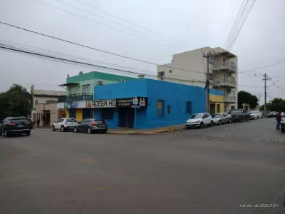 LOTE 001 - Imóvel comercial localizado no pavimento térreo, na Rua Bento Gonçalves, n° 1574 no Centro de Santiago/RS, com acesso pela frente da Rua Bento Gonçalves esquina Rua General Canabarro, possuindo uma área construída real privativa e total de 306,73m², dividido em 3 salas comerciais e, o respectivo terreno com a área total de 316,48m² (18,40x17,20). Matriculado sob n° 49.982 do CRI de Santiago/RS.