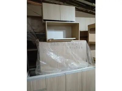LOTE 002 - Móveis planejados de cozinha novos, aos quais encontram-se desmontados, 100% (cem por cento) MDF 18mm, corpo em MDF branco e externo em amadeirado, medidas conforme projeto em anexo e na foto.