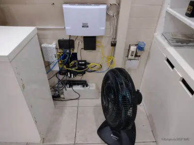 LOTE 002 - ESCRITÓRIOS / ELÉTRO-ELETRÔNICOS / E OUTROS: 1 (um) ventilador Mondial premium, 1 (um) ventilador Cadence Eros turbo, 2 (dois) aquecedores Mondial, 6 (seis) monitores, 1 (uma) geladeira branca, 1 (uma) impressora de nota fiscal, 1 (uma) impressora laser Ricoh toner 377 quebrada, 6 (seis) CPU/mouse/teclado/estabilizador, 1 (uma) máquina de cartão vero, 1 (um) telefone de mesa Intelbras, 1 (um) tel. sem fio Motorola br/verm, 1 (um) bebedouro simples, 2 (duas) geladeiras Pratice Consul 230l, 1 (um) micro-ondas LG iwave 80l, 1 (um) ventilador preto Britania, 1 (um) telef. de mesa, 1 (uma) calculadora, 1 (um) frigobar médio, 1 (uma) cafeteira, 1 (uma) impressora, 1 (uma) calculadora com nota, 1 (um) frigobar peq Consul, diversos materiais de escritório (tesoura/porta caneta/porta papel...), 1 (um) jogo de xícaras e pires.