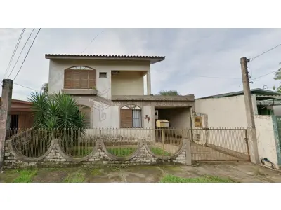 Uma casa de alvenaria com a área de 200,71m² localizada na Rua Bolívia, nº 34, Bairro Vera Cruz na cidade de Alegrete/RS composta por dois pavimentos, individualizada da seguinte maneira: no pavimento térreo, um abrigo, um living, um WC, uma cozinha, uma área de serviço, dois dormitórios, uma circulação e uma escada; no pavimento superior: dois dormitórios, sacada, dois WC.’s, uma sala TV, uma circulação e uma rouparia; nos fundos do terreno, contém um depósito; e, o respectivo terreno medindo 300m², sendo 10 metros de frente, por 30 metros de frente a fundos. Matriculado sob n°2.532 do CRI de Alegrete/RS.