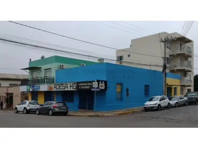 LOTE 001 - Imóvel comercial localizado no pavimento térreo, na Rua Bento Gonçalves, n° 1574 no Centro de Santiago/RS, com acesso pela frente da Rua Bento Gonçalves esquina Rua General Canabarro, possuindo uma área construída real privativa e total de 306,73m², dividido em 3 salas comerciais e, o respectivo terreno com a área total de 316,48m² (18,40x17,20). Matriculado sob n° 49.982 do CRI de Santiago/RS.