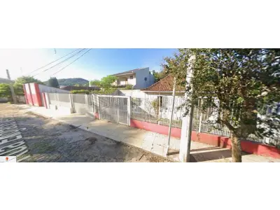 Terreno, constituído de parte dos lotes n°45 e 46 da Vila Schirmer em Santa Maria/RS, encravado, com as seguintes medidas e confrontações: 25m pelo lado Leste, onde entesta com o proprietário; 18m80 pelo lado Norte, onde entesta com propriedade de Artur Lenhart; 33m pelo lado Oeste, onde entesta com propriedade de quem de direito; desse ponto, em ângulo reto, sentido Oeste-Leste, na extensão de 11m entesta ao Sul, com Emiliano Mila; desse ponto, em ângulo reto sentido Sul-Norte, na extensão de 5m entesta ao Leste, com Paulo Ronaldo da Costa; desse ponto, em ângulo reto, sentido Oeste-Leste, na extensão de 10m, até atingir o alinhamento Leste, entesta ao Sul, com o mesmo Paulo Ronaldo da Costa, fechando o perímetro. Matriculado sob n° 52.233 do CRI de Santa Maria/RS.