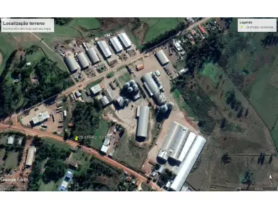 Um terreno urbano, localizado na área urbana do município de Tupanciretã, com área superficial de 5.575,31m², localizado na rua Protásio Lima de Moraes, com a Av. Presidente Getúlio Vargas, com as seguintes medidas e confrontações: na frente, ao Sul, no alinhamento da rua Protazio Lima de Moraes, mede 35m; ao Norte, numa divisa da propriedade de Geraldo Chassavoimaister e outros, mede 72m; ao Leste, na divisa com mesma propriedade, mede 110m; e, ao Oeste, na divisa com propriedade de Geraldo Chassavoimaister e outros, mede 114,50m. Localizado na quadra nº 51, que fica entre as ruas: Av. Presidente Getúlio Vargas, prolongamento da rua Antônio Silveira, Rua Antônio Pereira e rua Protázio Lima de Moraes. Matriculado sob n° 11.569 do CRI de Tupanciretã/RS.