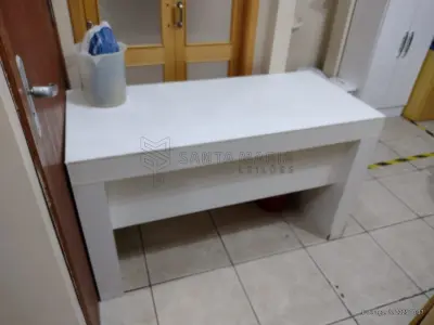 LOTE 001 - MÓVEIS: 4 (quatro) banquetas pretas, 1 (um) armário 2 portas (madeira c/tampo em granito), 4 (quatro) armários peq. c/3 portas branco c/rodas em regular estado, 1 (um) balcão médio cor creme c/2 portas em regular estado, 1 (um) armário aéreo branco c/3 portas, 2 (duas) prateleiras de parede peq. brancas, 2 (dois) armários estilo sapateira, 1 (uma) cadeira escritório GDE em mau estado, 2 (duas) poltronas de madeira clara, 1 (um) móvel (mesa + armários), 2 (dois) gaveteiros (arquivos) c/4 gavetas, 2 (dois) armários aéreos GDE c/4 portas, 1 (uma) mesa grande c/3 gavetas, 4 (quatro) cadeira de rodas em mau estado, 5 (cinco) porta arquivos de mesa pequenos, 1 (um) armário c/2 portas branco com detalhes em preto c/chaves, 1 (uma) prateleira grande branca com módulos ajustáveis, 1 (um) armário PEG c/1 porta madeira clara em regular estado, 1 (um) armário médio c/2 portas branco em regular estado, 1 (uma) mesa baixa branca em mau estado, 1 (um) balcão madeira com tampo branco em péssimo estado, 1 (uma) mesa branca peq. de escritório, 1 (um) armário c/1 porta mat. de limpeza em mau estado, 1 (um) armário c/2 portas de correr branco com tampo machucado, 1 (um) banco alto de madeira quebrado, 1 (uma) cadeira c/rodizio simples branca – regular, 1 (uma) cadeira c/rodizio simples cinza – regular, 1 (um) armário aéreo madeira c/2 portas – regular, 1 (um) armário médio c/2 porta branco, 1 (um) armário alto duas portas c/chave, 1 (um) armário alto duas portas bege, 1 (um) armário aéreo branco c/3 portas, 1 (um) gaveteiro bege peq. c/ 3 gavetas, 1 (um) armário alto c/3 portas com chave em regular estado, 1 (um) armário Marelli c/ 1 porta cinza, 1 (uma) mesa de abrir peq., 1 (um) banco peq. marrom/branco, 1 (um) armário aéreo c/ 3 portas, 1 (uma) cadeira c/rodas em péssimo estado, 1 (uma) estante de ferro e vidro – mostruário, 1 (uma) estante madeira alta – mostruário, 1 (um) mostruário baixo branco em MDF, 2 (dois) módulos médios mostruários branco em MDF, 1 (um) móvel de prateleiras branco com 4 módulos, 1 (um) balcão branco em MDF em mau estado, 1 (um) gaveteiro alto c/24 gavetas branco em MDF, 1 (um) balcão peq. c/o com tampo em granito, 5 (cinco) prateleiras em MDF brancas de diversos tamanhos, 1 (um) painel de avisos parede branco/amadeirado, 1 (um) guarda volumes de ferro, 2 (duas) araras de ferro preta, 2 (dois) balcões de atendimento tampo de granito.