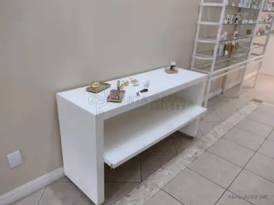 LOTE 001 - MÓVEIS: 4 (quatro) banquetas pretas, 1 (um) armário 2 portas (madeira c/tampo em granito), 4 (quatro) armários peq. c/3 portas branco c/rodas em regular estado, 1 (um) balcão médio cor creme c/2 portas em regular estado, 1 (um) armário aéreo branco c/3 portas, 2 (duas) prateleiras de parede peq. brancas, 2 (dois) armários estilo sapateira, 1 (uma) cadeira escritório GDE em mau estado, 2 (duas) poltronas de madeira clara, 1 (um) móvel (mesa + armários), 2 (dois) gaveteiros (arquivos) c/4 gavetas, 2 (dois) armários aéreos GDE c/4 portas, 1 (uma) mesa grande c/3 gavetas, 4 (quatro) cadeira de rodas em mau estado, 5 (cinco) porta arquivos de mesa pequenos, 1 (um) armário c/2 portas branco com detalhes em preto c/chaves, 1 (uma) prateleira grande branca com módulos ajustáveis, 1 (um) armário PEG c/1 porta madeira clara em regular estado, 1 (um) armário médio c/2 portas branco em regular estado, 1 (uma) mesa baixa branca em mau estado, 1 (um) balcão madeira com tampo branco em péssimo estado, 1 (uma) mesa branca peq. de escritório, 1 (um) armário c/1 porta mat. de limpeza em mau estado, 1 (um) armário c/2 portas de correr branco com tampo machucado, 1 (um) banco alto de madeira quebrado, 1 (uma) cadeira c/rodizio simples branca – regular, 1 (uma) cadeira c/rodizio simples cinza – regular, 1 (um) armário aéreo madeira c/2 portas – regular, 1 (um) armário médio c/2 porta branco, 1 (um) armário alto duas portas c/chave, 1 (um) armário alto duas portas bege, 1 (um) armário aéreo branco c/3 portas, 1 (um) gaveteiro bege peq. c/ 3 gavetas, 1 (um) armário alto c/3 portas com chave em regular estado, 1 (um) armário Marelli c/ 1 porta cinza, 1 (uma) mesa de abrir peq., 1 (um) banco peq. marrom/branco, 1 (um) armário aéreo c/ 3 portas, 1 (uma) cadeira c/rodas em péssimo estado, 1 (uma) estante de ferro e vidro – mostruário, 1 (uma) estante madeira alta – mostruário, 1 (um) mostruário baixo branco em MDF, 2 (dois) módulos médios mostruários branco em MDF, 1 (um) móvel de prateleiras branco com 4 módulos, 1 (um) balcão branco em MDF em mau estado, 1 (um) gaveteiro alto c/24 gavetas branco em MDF, 1 (um) balcão peq. c/o com tampo em granito, 5 (cinco) prateleiras em MDF brancas de diversos tamanhos, 1 (um) painel de avisos parede branco/amadeirado, 1 (um) guarda volumes de ferro, 2 (duas) araras de ferro preta, 2 (dois) balcões de atendimento tampo de granito.