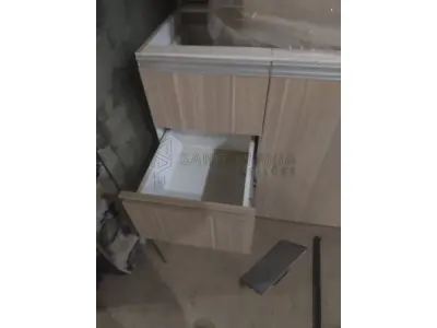 LOTE 002 - Móveis planejados de cozinha novos, aos quais encontram-se desmontados, 100% (cem por cento) MDF 18mm, corpo em MDF branco e externo em amadeirado, medidas conforme projeto em anexo e na foto.