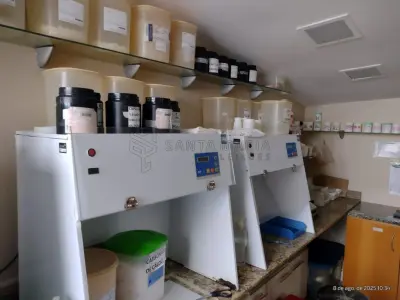 LOTE 003 - EQUIPAMENTOS DE LABORATÓRIO E MANIPULAÇÃO: 1 (uma) balança Gehaka serie BT, 1 (uma) balança Gehaka BK 3000, 1 (uma) chaleira elétrica com termômetro, 1 (um) medidor de ph/mv quimis, 1 (um) termômetro termo-higrômetro j.prolab, 1 (um) conj. cerâmico de manipulação marca Chiarotti, 1 (um) sistema de purificação de água osmose reversa os10cx Gehaka, 1 (um) aquecedor/fogão por indução 2 bocas Layr, 1 (um) conj. de medidores de volume líquidos plásticos marca Naigon, 1 9um) agitador mecânico Fistom, 1 (um) termômetro prata Incoterm, 1 (um) medidor de ponto de fusão Gehaka pf1000, 4 (quatro) capelas de manipulação, 2 (duas) balanças Gehaka bg400 em regular estado, 1 (uma) chapinha azul marca BBG, 1 (um) processador estático forma sp1100, 1 (uma) Multisecadora digital capsutec.