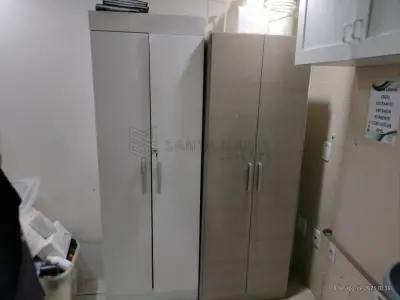 LOTE 001 - MÓVEIS: 4 (quatro) banquetas pretas, 1 (um) armário 2 portas (madeira c/tampo em granito), 4 (quatro) armários peq. c/3 portas branco c/rodas em regular estado, 1 (um) balcão médio cor creme c/2 portas em regular estado, 1 (um) armário aéreo branco c/3 portas, 2 (duas) prateleiras de parede peq. brancas, 2 (dois) armários estilo sapateira, 1 (uma) cadeira escritório GDE em mau estado, 2 (duas) poltronas de madeira clara, 1 (um) móvel (mesa + armários), 2 (dois) gaveteiros (arquivos) c/4 gavetas, 2 (dois) armários aéreos GDE c/4 portas, 1 (uma) mesa grande c/3 gavetas, 4 (quatro) cadeira de rodas em mau estado, 5 (cinco) porta arquivos de mesa pequenos, 1 (um) armário c/2 portas branco com detalhes em preto c/chaves, 1 (uma) prateleira grande branca com módulos ajustáveis, 1 (um) armário PEG c/1 porta madeira clara em regular estado, 1 (um) armário médio c/2 portas branco em regular estado, 1 (uma) mesa baixa branca em mau estado, 1 (um) balcão madeira com tampo branco em péssimo estado, 1 (uma) mesa branca peq. de escritório, 1 (um) armário c/1 porta mat. de limpeza em mau estado, 1 (um) armário c/2 portas de correr branco com tampo machucado, 1 (um) banco alto de madeira quebrado, 1 (uma) cadeira c/rodizio simples branca – regular, 1 (uma) cadeira c/rodizio simples cinza – regular, 1 (um) armário aéreo madeira c/2 portas – regular, 1 (um) armário médio c/2 porta branco, 1 (um) armário alto duas portas c/chave, 1 (um) armário alto duas portas bege, 1 (um) armário aéreo branco c/3 portas, 1 (um) gaveteiro bege peq. c/ 3 gavetas, 1 (um) armário alto c/3 portas com chave em regular estado, 1 (um) armário Marelli c/ 1 porta cinza, 1 (uma) mesa de abrir peq., 1 (um) banco peq. marrom/branco, 1 (um) armário aéreo c/ 3 portas, 1 (uma) cadeira c/rodas em péssimo estado, 1 (uma) estante de ferro e vidro – mostruário, 1 (uma) estante madeira alta – mostruário, 1 (um) mostruário baixo branco em MDF, 2 (dois) módulos médios mostruários branco em MDF, 1 (um) móvel de prateleiras branco com 4 módulos, 1 (um) balcão branco em MDF em mau estado, 1 (um) gaveteiro alto c/24 gavetas branco em MDF, 1 (um) balcão peq. c/o com tampo em granito, 5 (cinco) prateleiras em MDF brancas de diversos tamanhos, 1 (um) painel de avisos parede branco/amadeirado, 1 (um) guarda volumes de ferro, 2 (duas) araras de ferro preta, 2 (dois) balcões de atendimento tampo de granito.