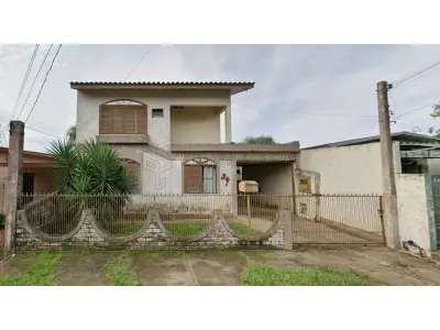 Uma casa de alvenaria com a área de 200,71m² localizada na Rua Bolívia, nº 34, Bairro Vera Cruz na cidade de Alegrete/RS composta por dois pavimentos, individualizada da seguinte maneira: no pavimento térreo, um abrigo, um living, um WC, uma cozinha, uma área de serviço, dois dormitórios, uma circulação e uma escada; no pavimento superior: dois dormitórios, sacada, dois WC.’s, uma sala TV, uma circulação e uma rouparia; nos fundos do terreno, contém um depósito; e, o respectivo terreno medindo 300m², sendo 10 metros de frente, por 30 metros de frente a fundos. Matriculado sob n°2.532 do CRI de Alegrete/RS.