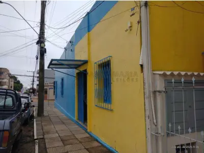 LOTE 001 - Imóvel comercial localizado no pavimento térreo, na Rua Bento Gonçalves, n° 1574 no Centro de Santiago/RS, com acesso pela frente da Rua Bento Gonçalves esquina Rua General Canabarro, possuindo uma área construída real privativa e total de 306,73m², dividido em 3 salas comerciais e, o respectivo terreno com a área total de 316,48m² (18,40x17,20). Matriculado sob n° 49.982 do CRI de Santiago/RS.