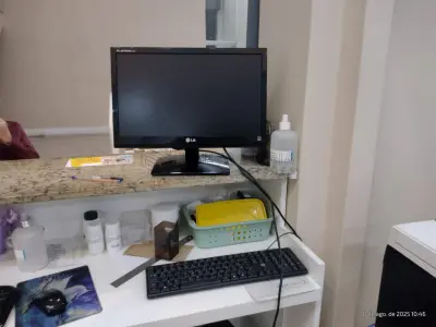 LOTE 002 - ESCRITÓRIOS / ELÉTRO-ELETRÔNICOS / E OUTROS: 1 (um) ventilador Mondial premium, 1 (um) ventilador Cadence Eros turbo, 2 (dois) aquecedores Mondial, 6 (seis) monitores, 1 (uma) geladeira branca, 1 (uma) impressora de nota fiscal, 1 (uma) impressora laser Ricoh toner 377 quebrada, 6 (seis) CPU/mouse/teclado/estabilizador, 1 (uma) máquina de cartão vero, 1 (um) telefone de mesa Intelbras, 1 (um) tel. sem fio Motorola br/verm, 1 (um) bebedouro simples, 2 (duas) geladeiras Pratice Consul 230l, 1 (um) micro-ondas LG iwave 80l, 1 (um) ventilador preto Britania, 1 (um) telef. de mesa, 1 (uma) calculadora, 1 (um) frigobar médio, 1 (uma) cafeteira, 1 (uma) impressora, 1 (uma) calculadora com nota, 1 (um) frigobar peq Consul, diversos materiais de escritório (tesoura/porta caneta/porta papel...), 1 (um) jogo de xícaras e pires.