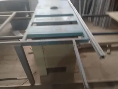 LOTE 003 - Uma esquadrejadeira SCI-2900 de Eixo Inclinável, capacidade de corte 2900 mm, nº de série 3643.2239, ano de fabricação 2020, em bom estado de uso e conservação.