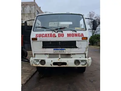 Um caminhão VW/14.140, placas IEF6D96 ano/modelo 1987/1987, RENAVAM 373881207, na cor branca. Localização do bem: Rua Santa Catarina, 670 em Alegrete/RS. Depositário: Jeronimo Ranildo Nunes de Marins.
