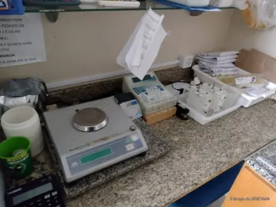LOTE 003 - EQUIPAMENTOS DE LABORATÓRIO E MANIPULAÇÃO: 1 (uma) balança Gehaka serie BT, 1 (uma) balança Gehaka BK 3000, 1 (uma) chaleira elétrica com termômetro, 1 (um) medidor de ph/mv quimis, 1 (um) termômetro termo-higrômetro j.prolab, 1 (um) conj. cerâmico de manipulação marca Chiarotti, 1 (um) sistema de purificação de água osmose reversa os10cx Gehaka, 1 (um) aquecedor/fogão por indução 2 bocas Layr, 1 (um) conj. de medidores de volume líquidos plásticos marca Naigon, 1 9um) agitador mecânico Fistom, 1 (um) termômetro prata Incoterm, 1 (um) medidor de ponto de fusão Gehaka pf1000, 4 (quatro) capelas de manipulação, 2 (duas) balanças Gehaka bg400 em regular estado, 1 (uma) chapinha azul marca BBG, 1 (um) processador estático forma sp1100, 1 (uma) Multisecadora digital capsutec.