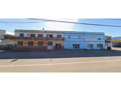 LOTE 001 - Um terreno com a área de 3.867,65m² possuindo construções de dois pavimentos tendo aproximadamente 1.700m² de área construída, localizado na Avenida Vicente Pigatto em Faxinal do Soturno/RS, distante 24.30m da esquina da rua Bento Gonçalves com a rua Avenida Vicente Pigatto, dentro do quarteirão n°4, setor 1, formado pelas ruas Jorge Schmidt, 7 de Setembro, Bento Gonçalves e Avenida Vicente Pigatto. Matriculado sob nº 9.878 do CRI de Faxinal do Soturno/RS.