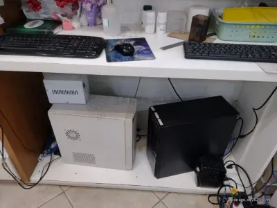 LOTE 002 - ESCRITÓRIOS / ELÉTRO-ELETRÔNICOS / E OUTROS: 1 (um) ventilador Mondial premium, 1 (um) ventilador Cadence Eros turbo, 2 (dois) aquecedores Mondial, 6 (seis) monitores, 1 (uma) geladeira branca, 1 (uma) impressora de nota fiscal, 1 (uma) impressora laser Ricoh toner 377 quebrada, 6 (seis) CPU/mouse/teclado/estabilizador, 1 (uma) máquina de cartão vero, 1 (um) telefone de mesa Intelbras, 1 (um) tel. sem fio Motorola br/verm, 1 (um) bebedouro simples, 2 (duas) geladeiras Pratice Consul 230l, 1 (um) micro-ondas LG iwave 80l, 1 (um) ventilador preto Britania, 1 (um) telef. de mesa, 1 (uma) calculadora, 1 (um) frigobar médio, 1 (uma) cafeteira, 1 (uma) impressora, 1 (uma) calculadora com nota, 1 (um) frigobar peq Consul, diversos materiais de escritório (tesoura/porta caneta/porta papel...), 1 (um) jogo de xícaras e pires.