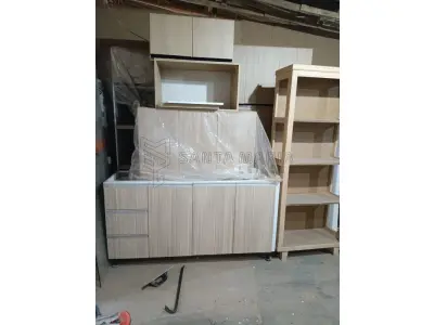 LOTE 002 - Móveis planejados de cozinha novos, aos quais encontram-se desmontados, 100% (cem por cento) MDF 18mm, corpo em MDF branco e externo em amadeirado, medidas conforme projeto em anexo e na foto.