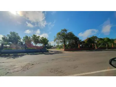 LOTE 001 - Terreno com a área de 14.474,56m², conforme o R-4 da matricula, com a área superficial de 30.017,00m², no quarteirão formado pelas ruas General Joao Antônio, Visconde do Rio Branco, Conde de Porto Alegre e BR-453 em São Vicente do Sul/RS, a área total possui as seguintes medidas e confrontações: ao Norte, na extensão de 340,97m, formada por 3 linhas retas, a 1ª, no sentido Oeste-Leste, na extensão de 70m, a 2ª, no sentido Sul-Norte, na extensão de 24m; a 3ª, no sentido Oeste-Leste, na extensão de 246,97m; ao Sul, na extensão de 316,97m; Leste, na extensão de 100m e ao Oeste, na extensão de 76m, com a rua General Joao Antônio, onde faz frente. Matriculado sob n°4.374 do CRI de São Vicente do Sul/RS.