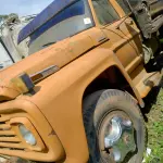FORD/F600, ANO/MODELO 1974/1974, PLACA IEM6328, RENAVAM 573746729, NA COR LARANJA, FALTANDO BOMBA DO ÓLEO, MANCAIS E PARAFUSOS DO MOTOR PERKINS (OBS.: MOTOR COM DEFEITO NA PARTE DE BAIXO, VIRABREQUIM E MANCAIS. OS QUATRO PNEUS TRASEIROS RUINS, DIANTEIROS BONS; CARROCERIA EM PÉSSIMO ESTADO; LATARIA EM PÉSSIMO ESTADO.