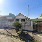 LOTE 001 - Nua propriedade que Cassiane Lucca Garzon possui, sobre o terreno com 250m² e a casa construída na Rua Investigador Leandro, n° 104, no bairro Juscelino Kubitschek em Santa Maria/RS, denominado Lote 10, da Quadra 7 da Super Quadra 1. Contendo uma casa de alvenaria tipo RS-2/31 com área de 30,65m², constituída de 2 dormitórios, sala, cozinha, banheiro, coberta com telhas de cerâmica tipo francesa. Usufruto vitalício para Edaltar Lucca Garzon. Matriculada sob n° 94.967 do CRI de Santa Maria/RS.