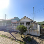 LOTE 001 - Nua propriedade que Cassiane Lucca Garzon possui, sobre o terreno com 250m² e a casa construída na Rua Investigador Leandro, n° 104, no bairro Juscelino Kubitschek em Santa Maria/RS, denominado Lote 10, da Quadra 7 da Super Quadra 1. Contendo uma casa de alvenaria tipo RS-2/31 com área de 30,65m², constituída de 2 dormitórios, sala, cozinha, banheiro, coberta com telhas de cerâmica tipo francesa. Usufruto vitalício para Edaltar Lucca Garzon. Matriculada sob n° 94.967 do CRI de Santa Maria/RS.