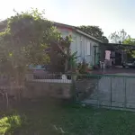 LOTE 001 - Um terreno com 253,12m² localizado na Rua Amarante Pahim Arrussul n°80, no bairro Jardim  Planalto em Alegrete/RS, designado pelo Lote 2 da Quadra ‘’F’’, com as seguintes medidas: 12m50 de  frente ao Sul, com igual medida nos fundos, ao Norte; 21m20 a Leste e, 19m30 a Oeste. Sobre o terreno foi  construído uma casa com 3 quartos, 2 banheiros, 1 sala, 1 cozinha, 1 área de serviço e uma circulação.  Matriculado sob n°5.425 do CRI de Alegrete/RS.