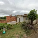 LOTE 001 - Uma casa de alvenaria com 120,25m² de área construída e o seu respectivo terreno com a área de 300m² na rua Neri Gomes Peixoto, nº 776 em Santiago/RS. Terreno esse, localizado no quarteirão formado pelas ruas Neri Gomes Peixoto, Bernardino Garcia, Flores da Cunha e Felipe Lopes, esquina com a rua Bernardino Garcia, medindo 10m por 30m de frente a fundos, limitando-se pela frente com a rua Neri Gomes Peixoto; por um lado, com a rua Bernardino Garcia; pelo outro lado, com Roque Fonseca Martins e pelos fundos, com Roque Fonseca Martins. Matriculado sob n°11.840 do CRI de Santiago/RS.