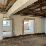 LOTE 001 - Sala comercial nº 701, localizada no sétimo andar do ‘’Edifício Ouro Preto’’, situado na zona urbana da cidade de Santa Maria/RS, á Rua Alberto Pasqualini, esquina da Rua Floriano Peixoto, sob nº25, sala essa de frente e de centro de quem olha o prédio pela rua Alberto Pasqualini, possuindo a área real privativa de 214,68m², área real total de 262,65m², correspondendo-lhe uma fração ideal de 0,0807 no terreno e nas coisas de uso comum. Matriculado sob nº 55.373 do CRI de Santa Maria/RS.  Conforme laudo de avaliação, o bem encontra-se sem aberturas externas e internas, telhado sem forro, sem instalação elétrica, pisos e paredes inacabados.