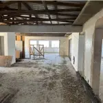 LOTE 001 - Sala comercial nº 701, localizada no sétimo andar do ‘’Edifício Ouro Preto’’, situado na zona urbana da cidade de Santa Maria/RS, á Rua Alberto Pasqualini, esquina da Rua Floriano Peixoto, sob nº25, sala essa de frente e de centro de quem olha o prédio pela rua Alberto Pasqualini, possuindo a área real privativa de 214,68m², área real total de 262,65m², correspondendo-lhe uma fração ideal de 0,0807 no terreno e nas coisas de uso comum. Matriculado sob nº 55.373 do CRI de Santa Maria/RS.  Conforme laudo de avaliação, o bem encontra-se sem aberturas externas e internas, telhado sem forro, sem instalação elétrica, pisos e paredes inacabados.