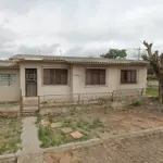 LOTE 001 - Uma casa de alvenaria com 120,25m² de área construída e o seu respectivo terreno com a área de 300m² na rua Neri Gomes Peixoto, nº 776 em Santiago/RS. Terreno esse, localizado no quarteirão formado pelas ruas Neri Gomes Peixoto, Bernardino Garcia, Flores da Cunha e Felipe Lopes, esquina com a rua Bernardino Garcia, medindo 10m por 30m de frente a fundos, limitando-se pela frente com a rua Neri Gomes Peixoto; por um lado, com a rua Bernardino Garcia; pelo outro lado, com Roque Fonseca Martins e pelos fundos, com Roque Fonseca Martins. Matriculado sob n°11.840 do CRI de Santiago/RS.