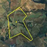 50,4471HA DENTRO DO IMÓVEL DE MATRÍCULA Nº 30.019 DO REGISTRO DE IMÓVEIS DE ALEGRETE, NO LUGAR DENOMINADO CATIMBAU, FAZENDA TRÊS CERROS, COM ÁREA SUPERFICIAL DE 100,8942HA, CONFRONTANDO-SE: AO NORTE, COM RIBERTO VILAVERDE SOUTO E SORMANI VILAVERDE SOUTO (FAZENDA TRÊS CERROS) E FRANCISCO FERNANDO FLORES BOTTARO (ESTÂNCIA SÃO DIOGO); AO SUL, COM MARCOS DUARTE PRATES (AGROPECUÁRIA STA. RITA) E RUBEM RONALDO MENEZES PINHO; AO LESTE, COM RIBERTO VILAVERDE SOUTO E SORMANI VILAVERDE SOUTO (FAZENDA TRÊS CERROS), ODILA CAMPOS DE ABREU (SÃO JUDAS TADEU) E RUBEM RONALDO MENEZES PINHO; E, AO OESTE, COM FRANCISCO FERNANDO FLORES BOTTARO (ESTÂNCIA SÃO DIOGO) E A RIBERTO VILAVERDE SOUTO E SORMANI VILAVERDE SOUTO (FAZENDA TRÊS CERROS). MATRICULADO SOB N° 30.019 DO CRI DE ALEGRETE/RS.