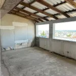 LOTE 001 - Sala comercial nº 701, localizada no sétimo andar do ‘’Edifício Ouro Preto’’, situado na zona urbana da cidade de Santa Maria/RS, á Rua Alberto Pasqualini, esquina da Rua Floriano Peixoto, sob nº25, sala essa de frente e de centro de quem olha o prédio pela rua Alberto Pasqualini, possuindo a área real privativa de 214,68m², área real total de 262,65m², correspondendo-lhe uma fração ideal de 0,0807 no terreno e nas coisas de uso comum. Matriculado sob nº 55.373 do CRI de Santa Maria/RS.  Conforme laudo de avaliação, o bem encontra-se sem aberturas externas e internas, telhado sem forro, sem instalação elétrica, pisos e paredes inacabados.