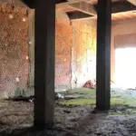 LOTE 001 - 50% (cinquenta por cento) do imóvel localizado na rua Clemenciano Barnasque nº 1101 em São Sepé/RS, sendo: Terreno com 418,88m² de esquina em declive localizado na junção das ruas Independência e Clemenciano Barnasque, possui uma construção inacabada e, conforme avaliação feita pelo perito: No subsolo, garagens, no primeiro pavimento sala comercial e no segundo pavimento apartamentos. A área construída total do prédio foi aferida in loco em torno de 942m². Matriculado sob n°81 do CRI de São Sepé/RS.