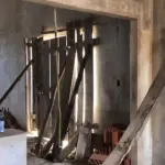 LOTE 001 - 50% (cinquenta por cento) do imóvel localizado na rua Clemenciano Barnasque nº 1101 em São Sepé/RS, sendo: Terreno com 418,88m² de esquina em declive localizado na junção das ruas Independência e Clemenciano Barnasque, possui uma construção inacabada e, conforme avaliação feita pelo perito: No subsolo, garagens, no primeiro pavimento sala comercial e no segundo pavimento apartamentos. A área construída total do prédio foi aferida in loco em torno de 942m². Matriculado sob n°81 do CRI de São Sepé/RS.