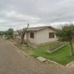 LOTE 001 - Uma casa de alvenaria com 120,25m² de área construída e o seu respectivo terreno com a área de 300m² na rua Neri Gomes Peixoto, nº 776 em Santiago/RS. Terreno esse, localizado no quarteirão formado pelas ruas Neri Gomes Peixoto, Bernardino Garcia, Flores da Cunha e Felipe Lopes, esquina com a rua Bernardino Garcia, medindo 10m por 30m de frente a fundos, limitando-se pela frente com a rua Neri Gomes Peixoto; por um lado, com a rua Bernardino Garcia; pelo outro lado, com Roque Fonseca Martins e pelos fundos, com Roque Fonseca Martins. Matriculado sob n°11.840 do CRI de Santiago/RS.
