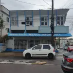 LOTE 001 - Um prédio na esquina da rua Dr. Lauro Dorneles (n°621) com a rua General Vitorino, casa (n°497) e o respectivo terreno com 25m de frente ao Norte para a rua General Vitorino; e, 12m de frente a Leste para a rua Dr. Lauro Dorneles. Conforme Transcrição das Transmissões sob n°24.295 do Registro de Imóveis de Alegrete/RS. Conforme avaliação do perito: É constituída de uma sala de estar, uma varanda, dois banheiros, quatro dormitórios, uma cozinha, uma área de serviço, uma garagem. Existe uma sala comercial com dois andares composta de três peças e dois banheiros, na parte do imóvel que faz frente com a Avenida Dr. Lauro Dorneles.