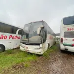 LOTE 007 - Ônibus VW/MPOLO PARADISO R, ano/modelo 2005/2005, placas IOF0930, RENAVAM 939121409, na cor branca, situação: ruim - motor, caixa e diferencial.