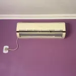 LOTE 001 - Um ar condicionado Split, da marca ICEKING, quente e frio.  Já se encontra desinstalado.
