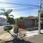 LOTE 003 - Direitos e ações de uma casa de alvenaria, com a área construída averbada de 173,79m² e do terreno com a área de 562,65m² na Rua Antero Corrêa de Barros, n° 136 em Santa Maria/RS, com as seguintes medidas e confrontações: a Oeste, mede 12,10m e faz frente à Rua Antero Corrêa de Barros; nos fundos, a Leste, mede 12,10m e confronta com uma sanga ali existente; e, ao Sul, mede 49,50m de extensão da frente ao fundo. Matriculado sob n° 55.267 do CRI de Santa Maria/RS.