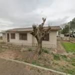 LOTE 001 - Uma casa de alvenaria com 120,25m² de área construída e o seu respectivo terreno com a área de 300m² na rua Neri Gomes Peixoto, nº 776 em Santiago/RS. Terreno esse, localizado no quarteirão formado pelas ruas Neri Gomes Peixoto, Bernardino Garcia, Flores da Cunha e Felipe Lopes, esquina com a rua Bernardino Garcia, medindo 10m por 30m de frente a fundos, limitando-se pela frente com a rua Neri Gomes Peixoto; por um lado, com a rua Bernardino Garcia; pelo outro lado, com Roque Fonseca Martins e pelos fundos, com Roque Fonseca Martins. Matriculado sob n°11.840 do CRI de Santiago/RS.