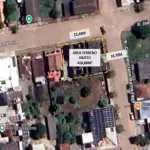 LOTE 001 - 50% (cinquenta por cento) do imóvel localizado na rua Clemenciano Barnasque nº 1101 em São Sepé/RS, sendo: Terreno com 418,88m² de esquina em declive localizado na junção das ruas Independência e Clemenciano Barnasque, possui uma construção inacabada e, conforme avaliação feita pelo perito: No subsolo, garagens, no primeiro pavimento sala comercial e no segundo pavimento apartamentos. A área construída total do prédio foi aferida in loco em torno de 942m². Matriculado sob n°81 do CRI de São Sepé/RS.