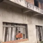 LOTE 001 - 50% (cinquenta por cento) do imóvel localizado na rua Clemenciano Barnasque nº 1101 em São Sepé/RS, sendo: Terreno com 418,88m² de esquina em declive localizado na junção das ruas Independência e Clemenciano Barnasque, possui uma construção inacabada e, conforme avaliação feita pelo perito: No subsolo, garagens, no primeiro pavimento sala comercial e no segundo pavimento apartamentos. A área construída total do prédio foi aferida in loco em torno de 942m². Matriculado sob n°81 do CRI de São Sepé/RS.