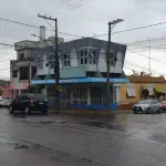 LOTE 001 - Um prédio na esquina da rua Dr. Lauro Dorneles (n°621) com a rua General Vitorino, casa (n°497) e o respectivo terreno com 25m de frente ao Norte para a rua General Vitorino; e, 12m de frente a Leste para a rua Dr. Lauro Dorneles. Conforme Transcrição das Transmissões sob n°24.295 do Registro de Imóveis de Alegrete/RS. Conforme avaliação do perito: É constituída de uma sala de estar, uma varanda, dois banheiros, quatro dormitórios, uma cozinha, uma área de serviço, uma garagem. Existe uma sala comercial com dois andares composta de três peças e dois banheiros, na parte do imóvel que faz frente com a Avenida Dr. Lauro Dorneles.