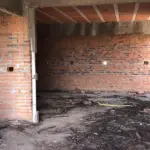LOTE 001 - 50% (cinquenta por cento) do imóvel localizado na rua Clemenciano Barnasque nº 1101 em São Sepé/RS, sendo: Terreno com 418,88m² de esquina em declive localizado na junção das ruas Independência e Clemenciano Barnasque, possui uma construção inacabada e, conforme avaliação feita pelo perito: No subsolo, garagens, no primeiro pavimento sala comercial e no segundo pavimento apartamentos. A área construída total do prédio foi aferida in loco em torno de 942m². Matriculado sob n°81 do CRI de São Sepé/RS.