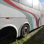 LOTE 007 - Ônibus VW/MPOLO PARADISO R, ano/modelo 2005/2005, placas IOF0930, RENAVAM 939121409, na cor branca, situação: ruim - motor, caixa e diferencial.