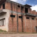 LOTE 001 - 50% (cinquenta por cento) do imóvel localizado na rua Clemenciano Barnasque nº 1101 em São Sepé/RS, sendo: Terreno com 418,88m² de esquina em declive localizado na junção das ruas Independência e Clemenciano Barnasque, possui uma construção inacabada e, conforme avaliação feita pelo perito: No subsolo, garagens, no primeiro pavimento sala comercial e no segundo pavimento apartamentos. A área construída total do prédio foi aferida in loco em torno de 942m². Matriculado sob n°81 do CRI de São Sepé/RS.